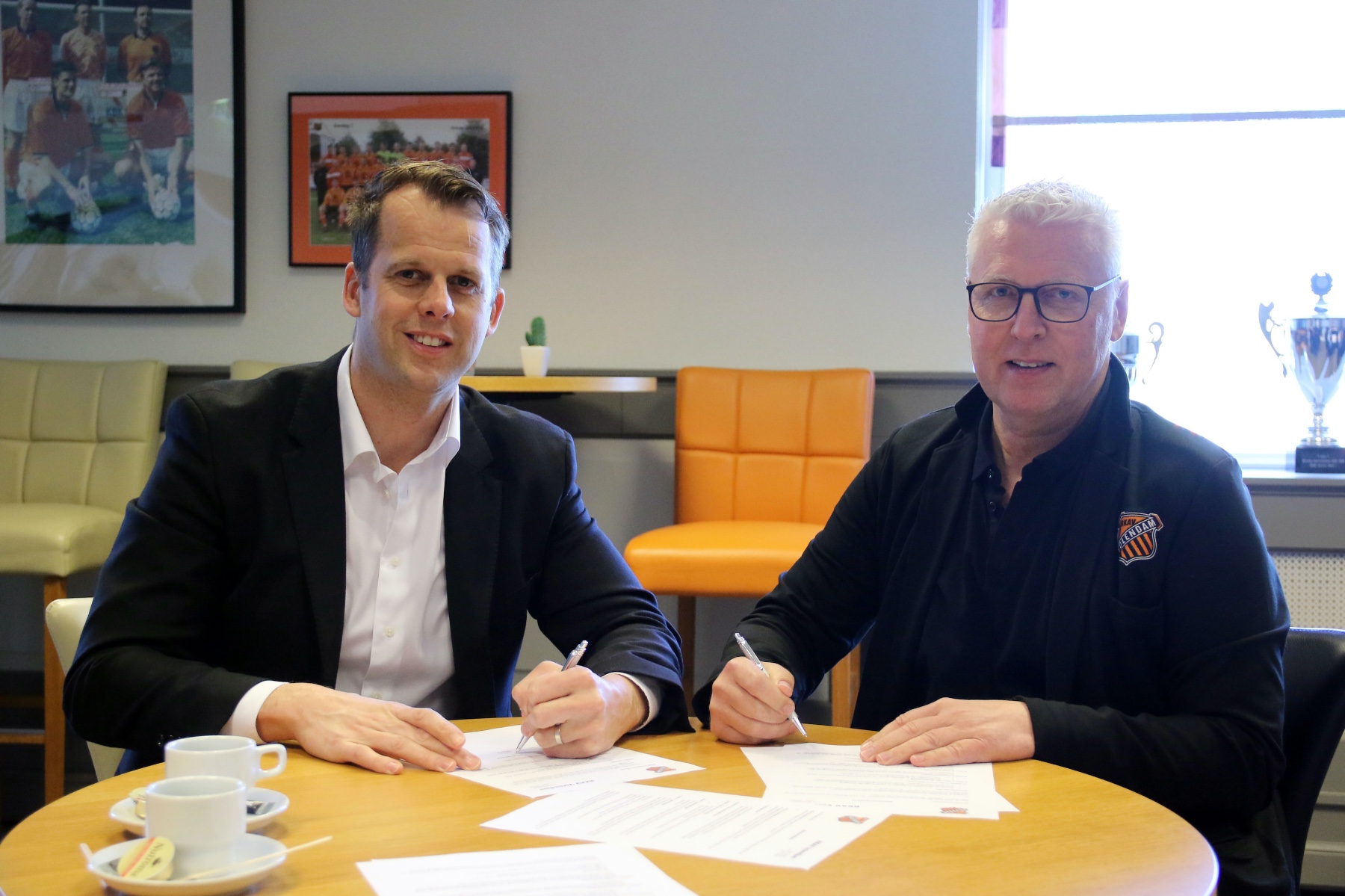 Klies en Jozef Bouw BV en KDT Kozijnen BV sluiten sponsorovereenkomst met RKAV Volendam.